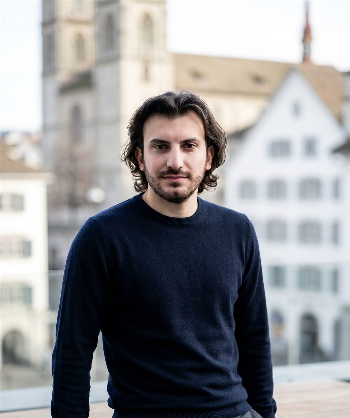 Berkay Sevgili in Zürich, im Hintergrund das Grossmünster